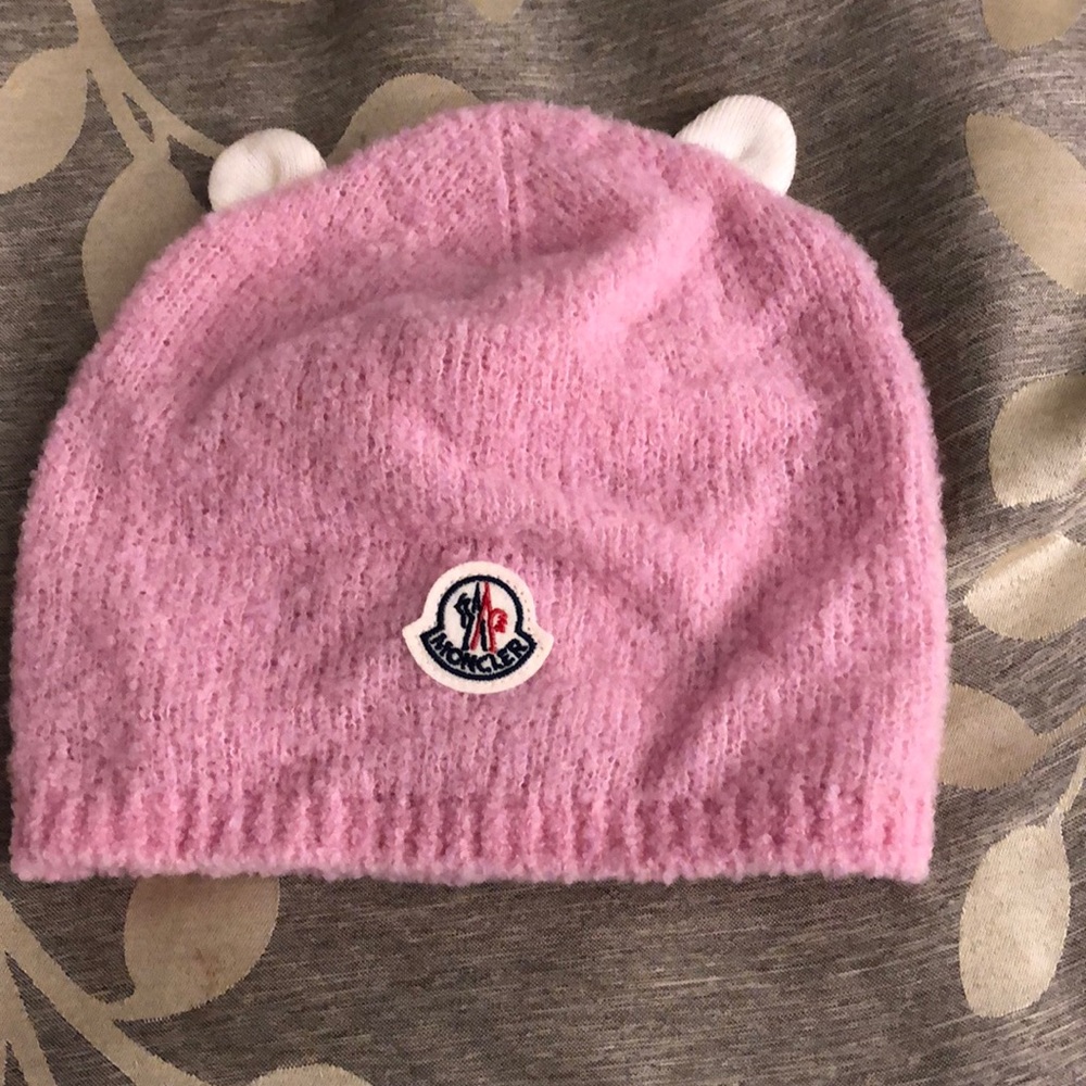 Moncler infant pink hat in very good condition. See photos